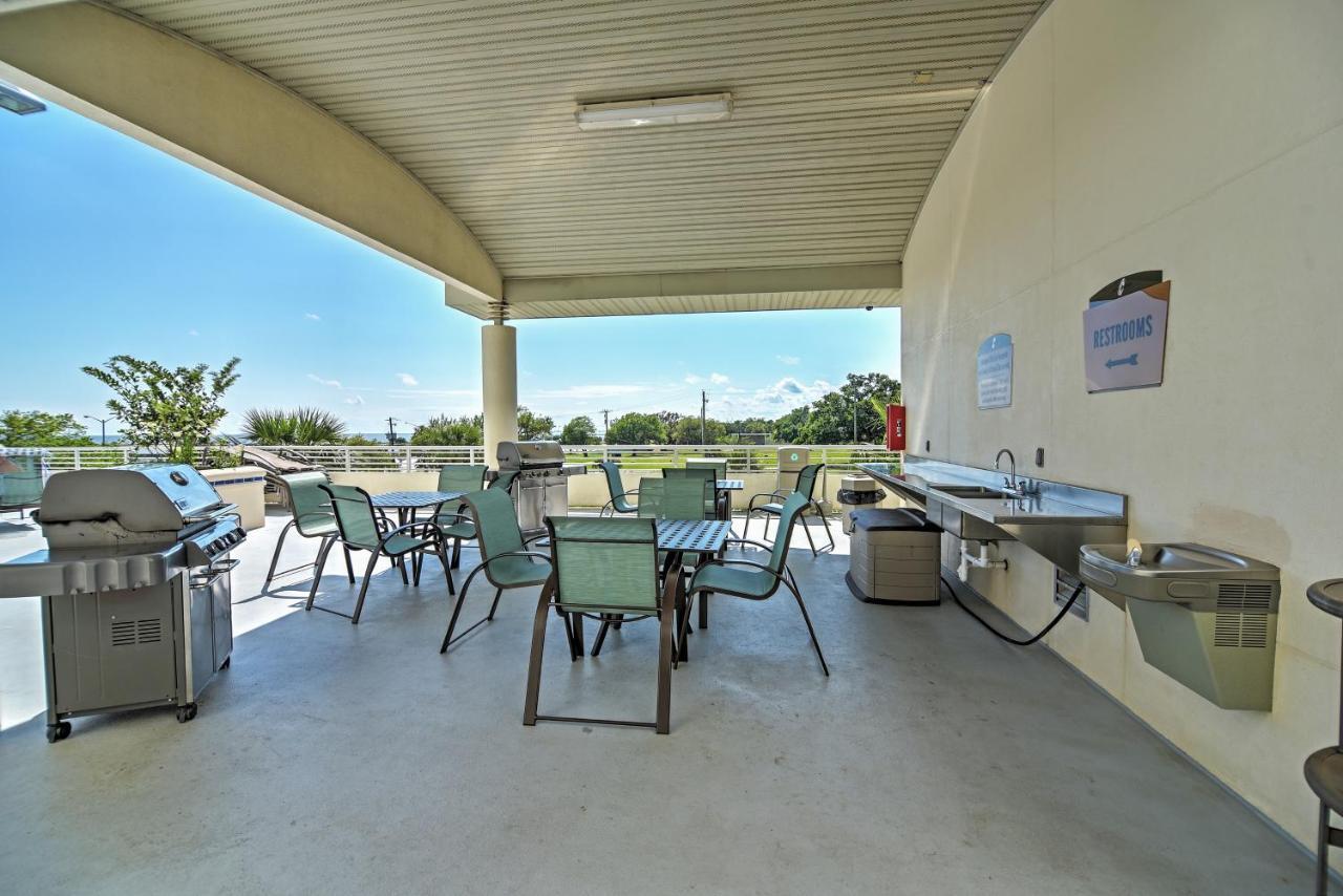 Beachside Club Balcony With Ocean View *